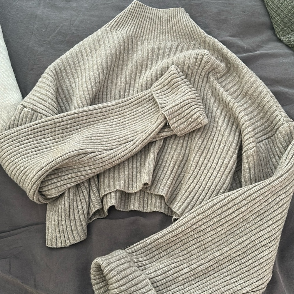 Zara Cropped COZY sweater